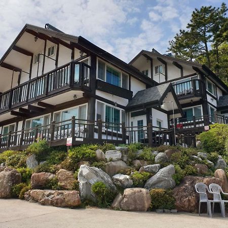 Tongyeong Yehyang Pension Exterior foto