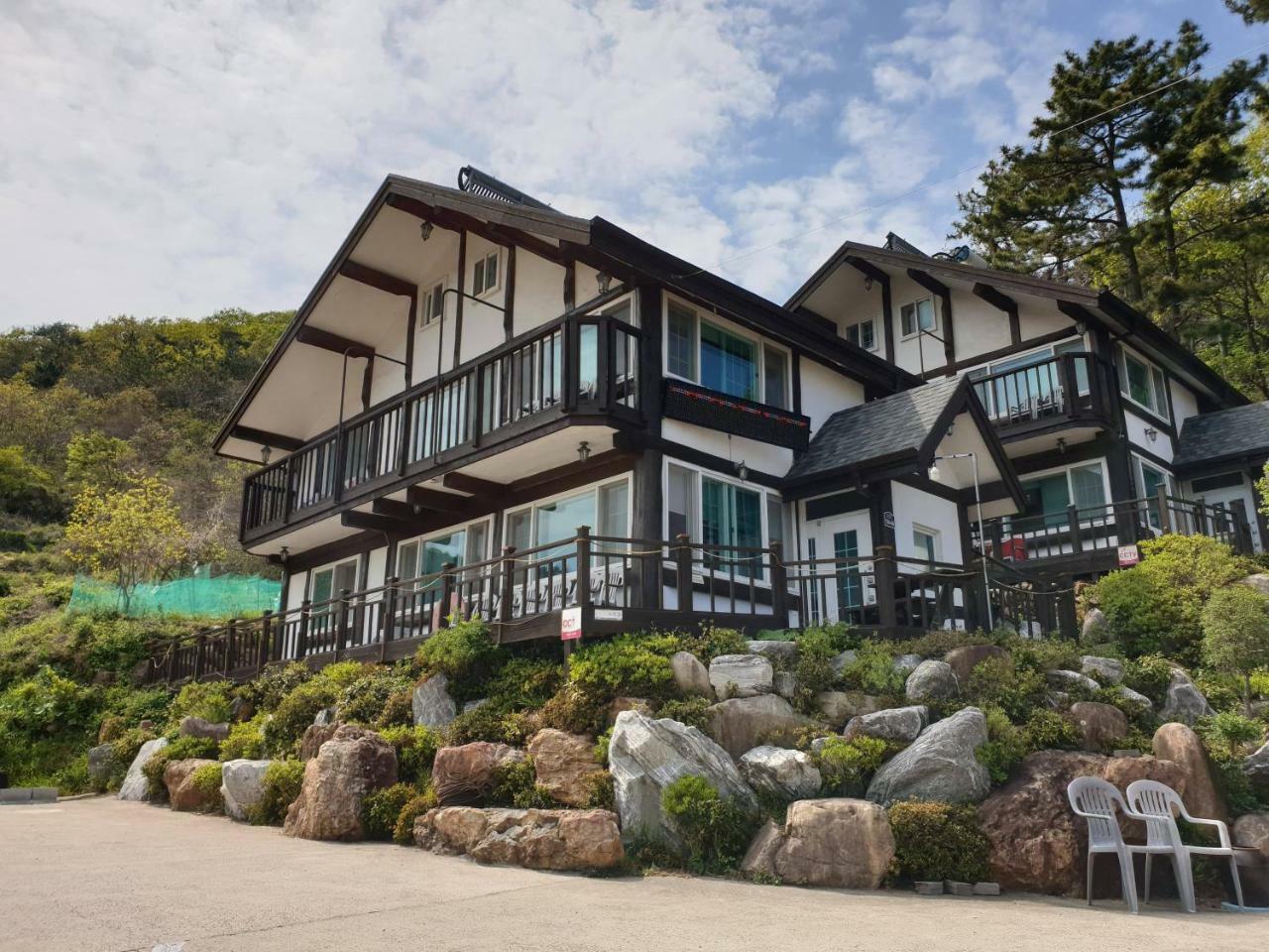 Tongyeong Yehyang Pension Exterior foto